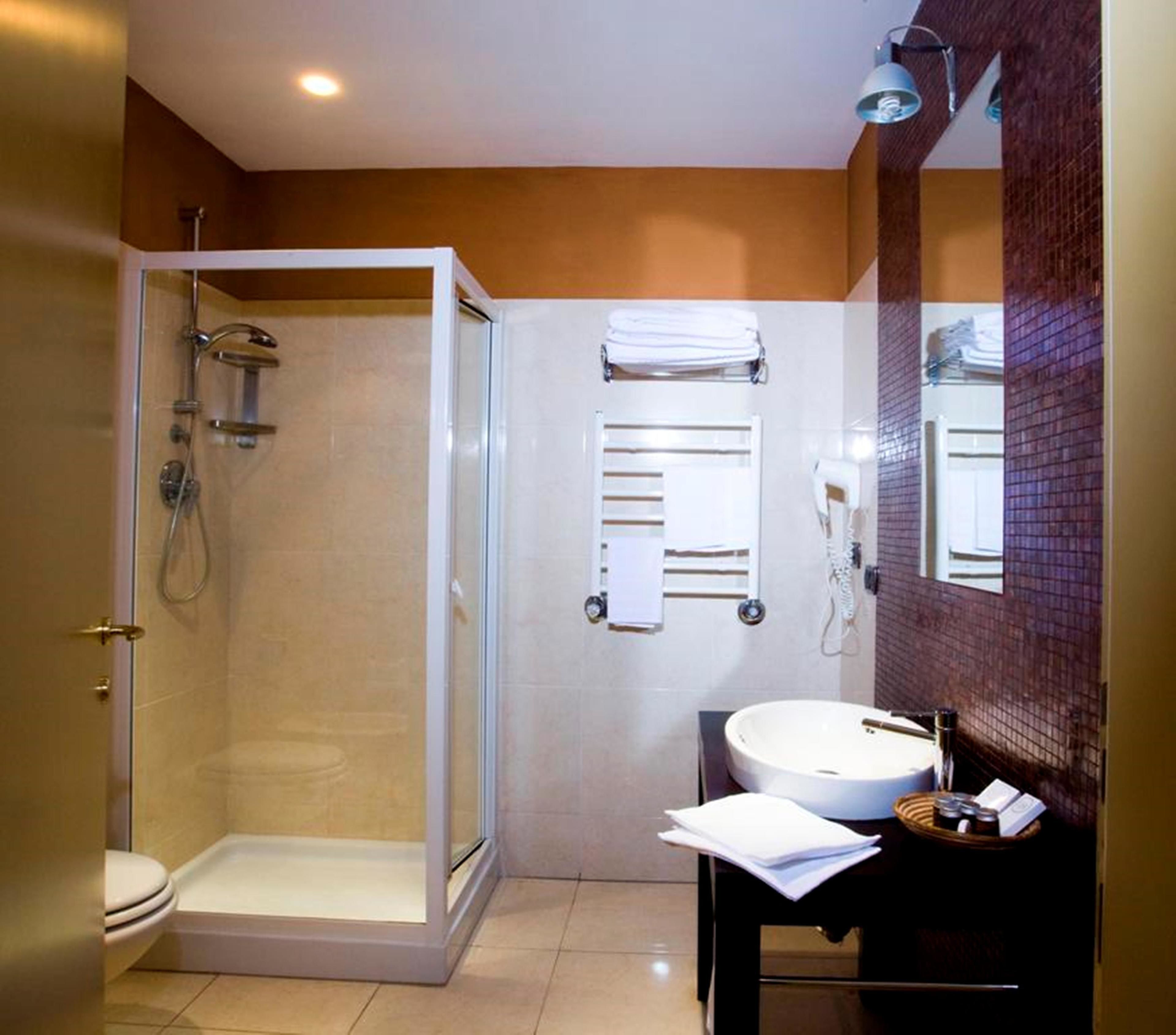 triple room | bathroom | shower, free toiletries, hair dryer