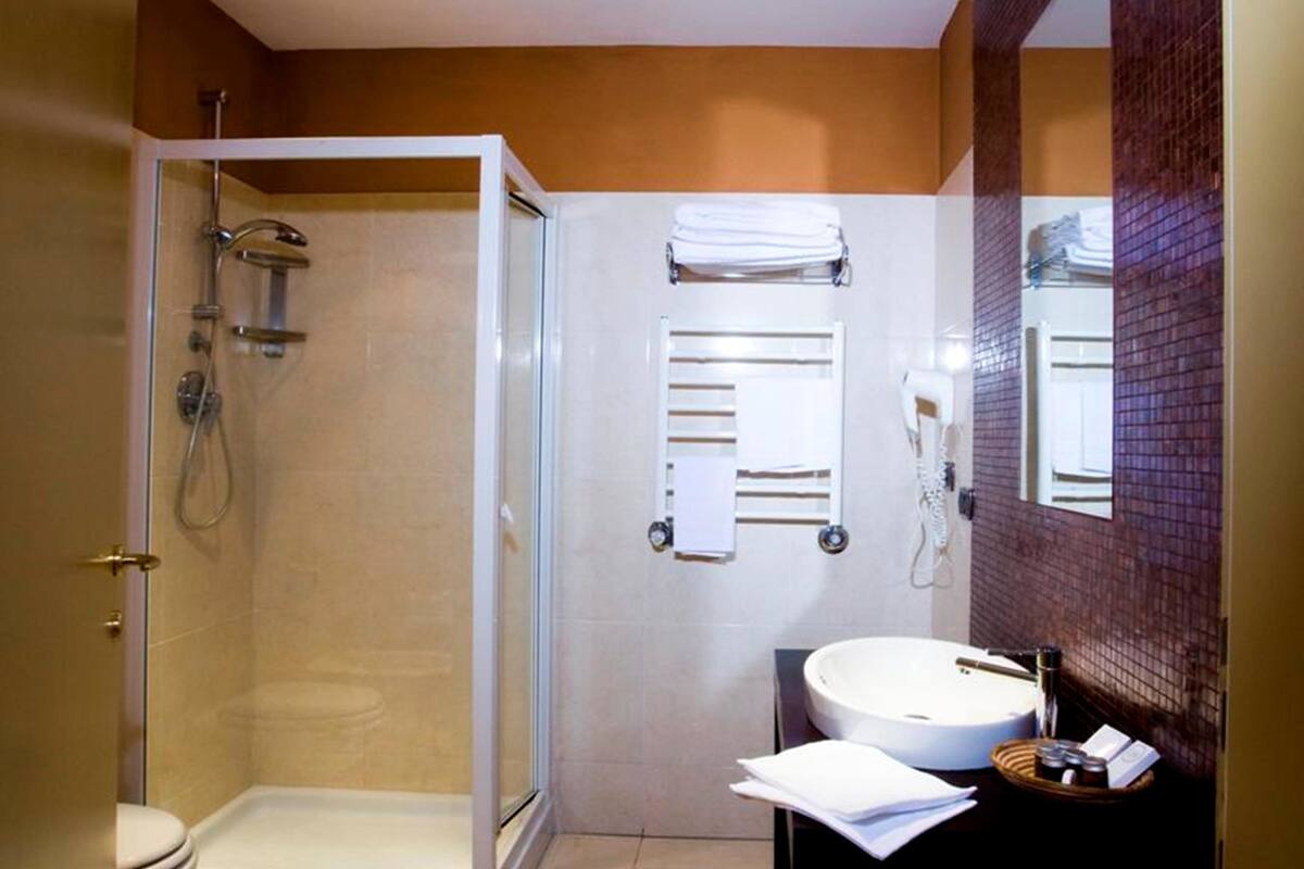 triple room | bathroom | shower, free toiletries, hair dryer