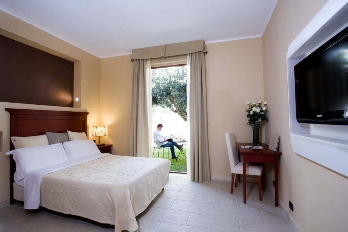 standard room | minibar, in-room safe, desk, cots/infant beds