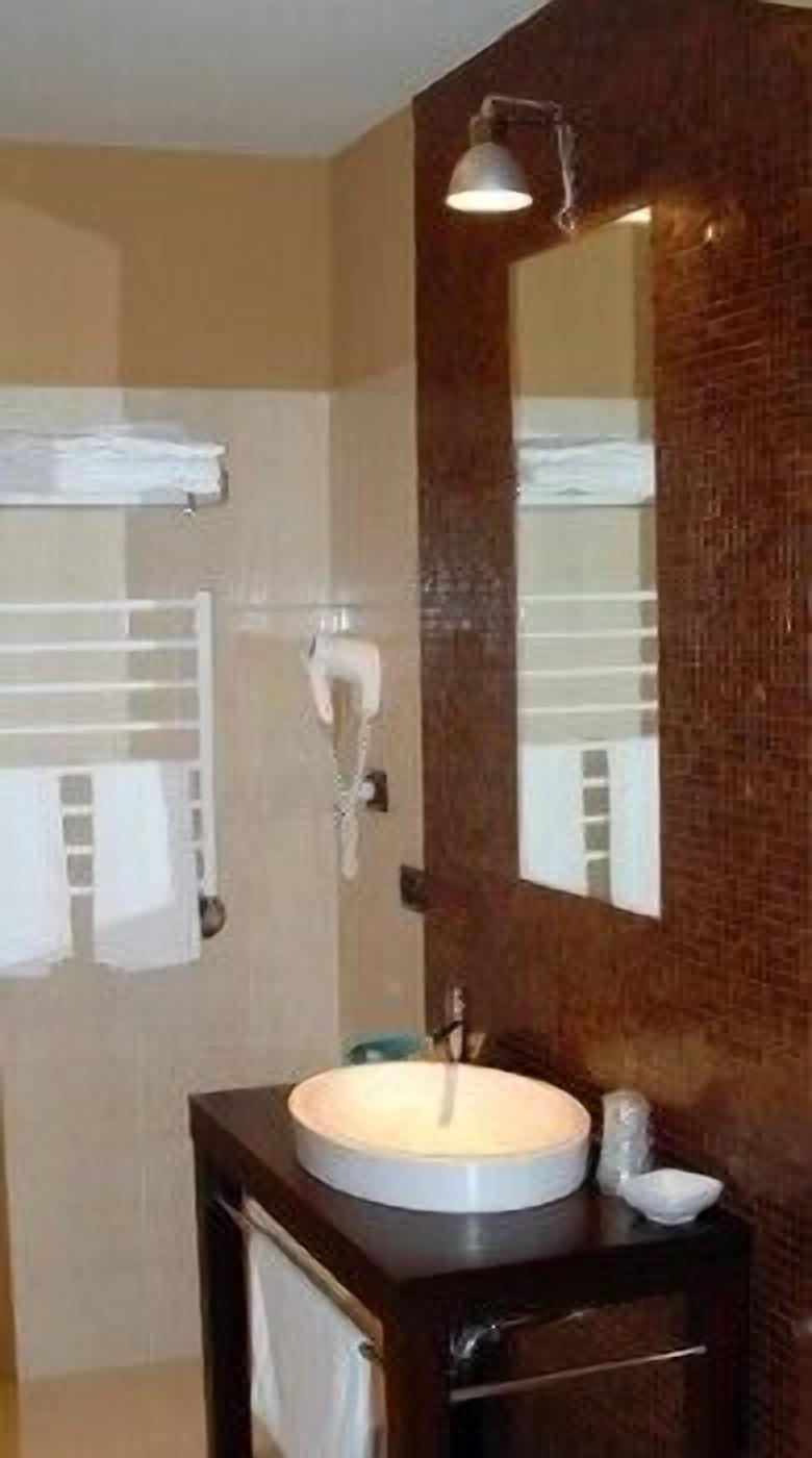 standard room | bathroom | shower, free toiletries, hair dryer