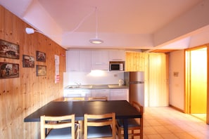 Appartement, 1 chambre (6 people) | Cuisine privée | Grand réfrigérateur, plaque de cuisson, bouilloire électrique