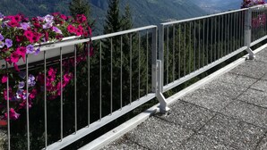 A balcony with a metal railing overlooking a mountainous landscape. - Residence Sole Alto (Mezzana)