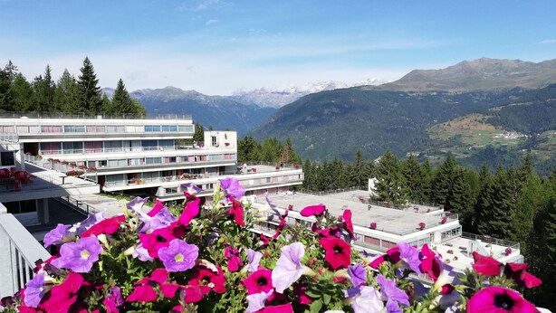 A hotel with balconies overlooking a mountainous landscape. - Residence Sole Alto (Mezzana)