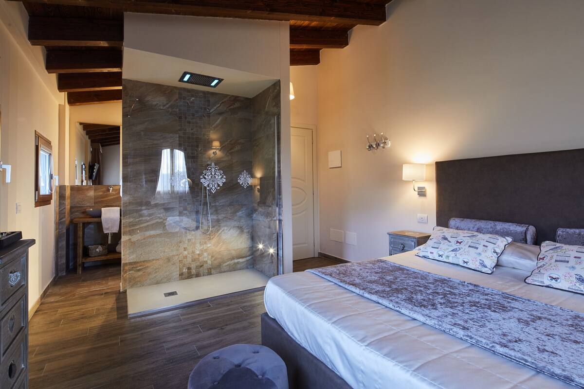 Kamar Double Superior | Seprai Frette Italia, seprai premium, busa memori, dan minibar