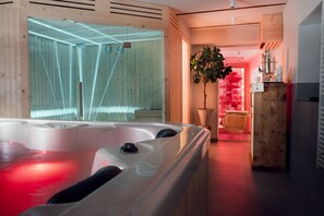 Sauna, tina de hidromasaje, tratamientos corporales y masajes 