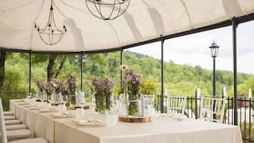 Illallinen tarjolla, paikallinen keittiö