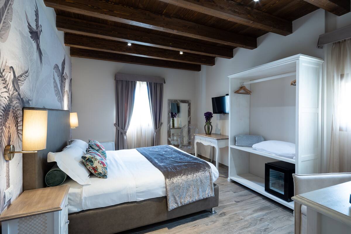 Kamar Double Klasik | Seprai Frette Italia, seprai premium, busa memori, dan minibar
