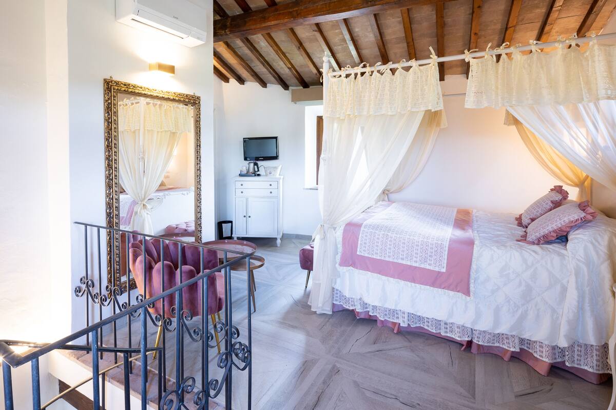 Romantic Junior Suite | Seprai Frette Italia, seprai premium, busa memori, dan minibar