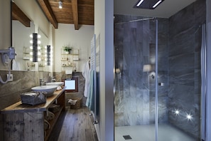 Comfort Elegance Suite | Baño | Tina con regadera, tina de hidromasaje, regadera con hidromasaje
