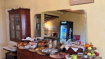 TĂ€gliches kontinentales FrĂŒhstĂŒck (10 EUR pro Person)