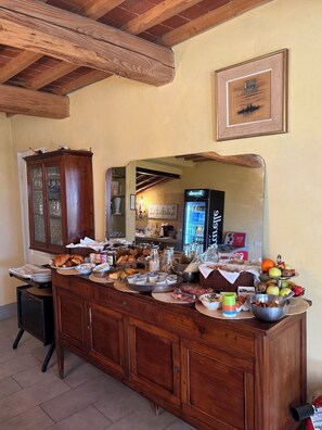 Daily continental breakfast (EUR 10 per person)