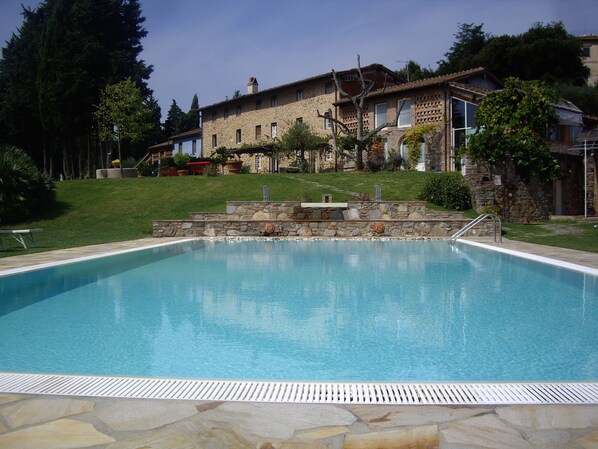 Piscina stagionale all'aperto, ombrelloni da piscina, lettini