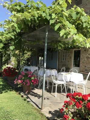 Daily continental breakfast (EUR 10 per person) - Relais del Lago (Capannori)