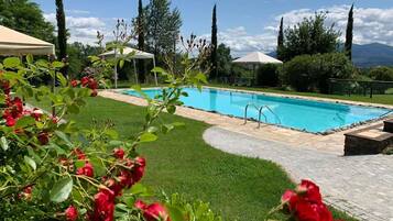 Piscine extérieure (ouverte en saison), parasols de plage
