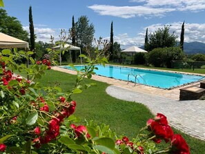 Una piscina al aire libre de temporada (de 08:00 a 20:00), sombrillas