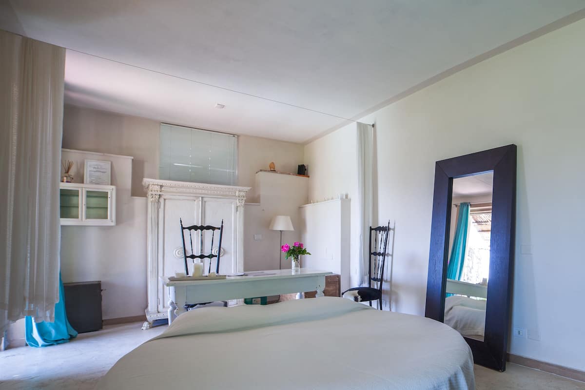Honeymoon Suite, 1 Bedroom, Accessible, Lake View | 1 bedroom, minibar, in-room safe, individually decorated