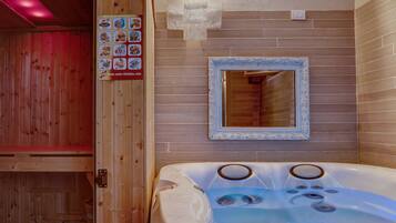 Ein Holzblockhaus-Innenraum mit Whirlpool, Spiegel und einem Schild mit Zeichentrickfiguren.