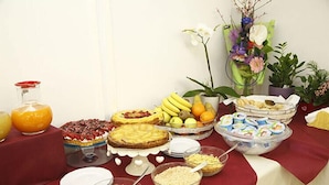 A buffet table with various food items, including fruits, desserts, and beverages. - Hotel Sport (Rimini)