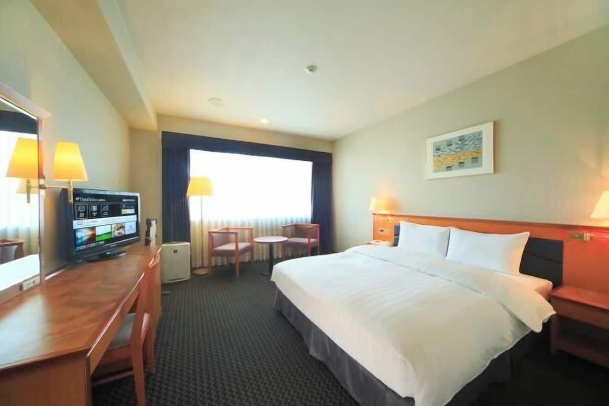 1 bedroom, premium bedding, down comforters, in-room safe