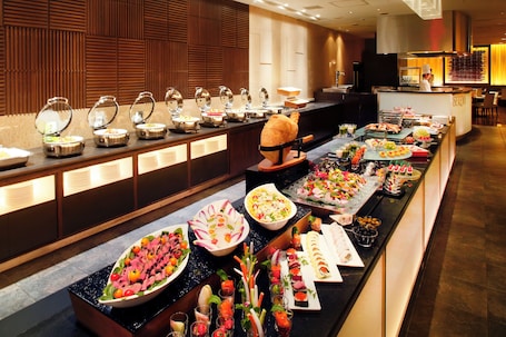 3 restaurants, breakfast, lunch, dinner served; Japanese cuisine. Hotel Nikko Nara