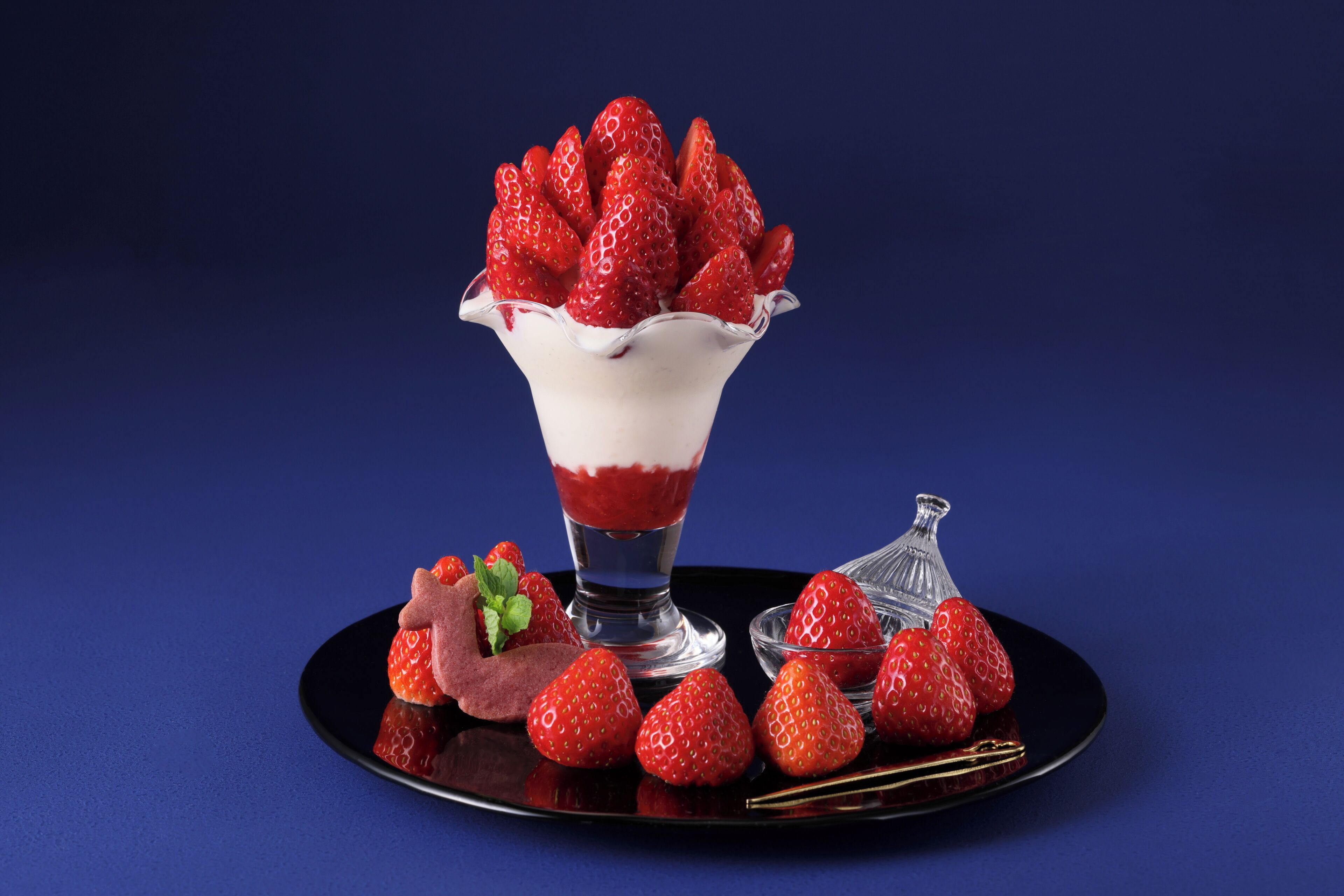 Un dessert aux fraises sur un fond bleu.
