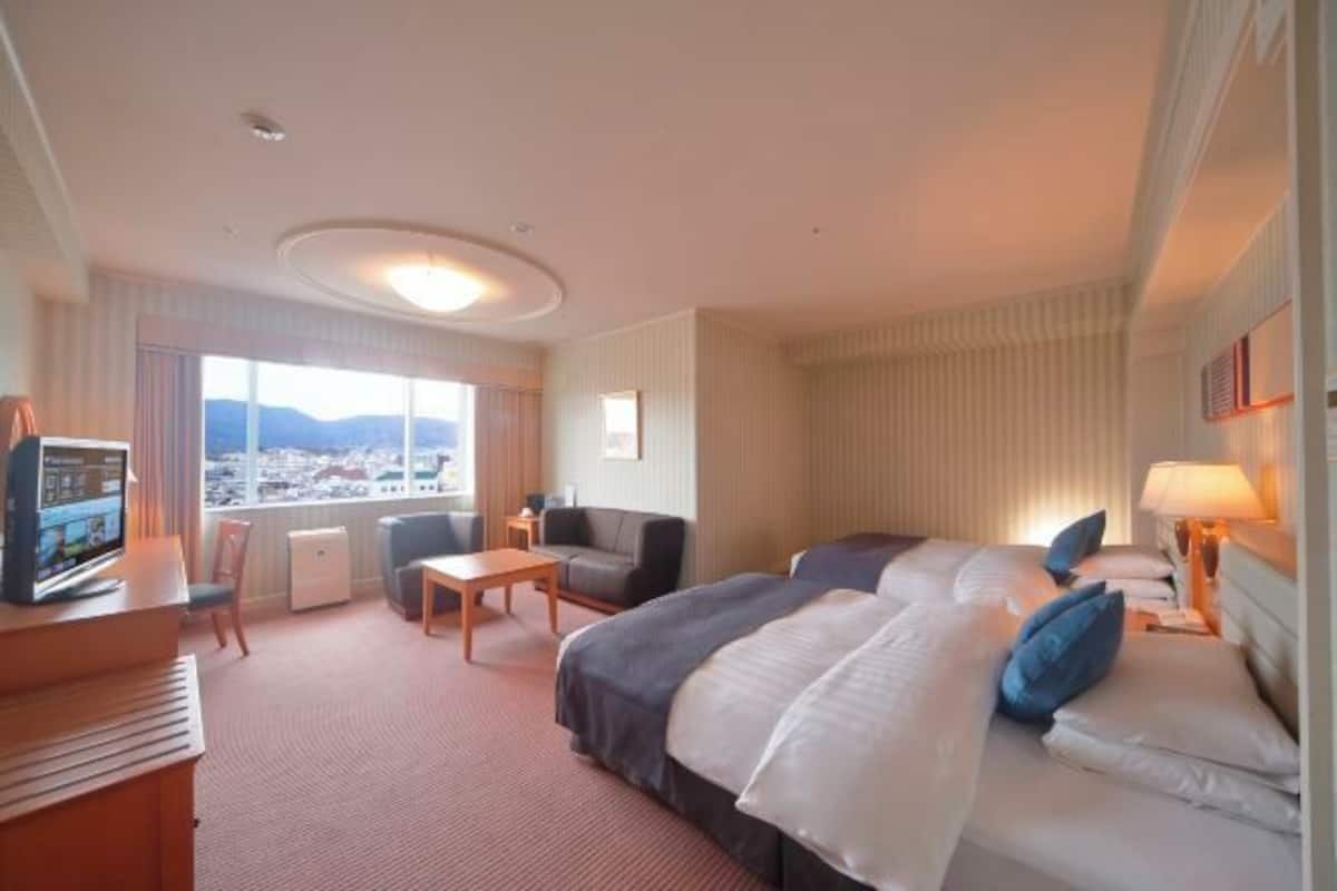 1 bedroom, premium bedding, down comforters, in-room safe