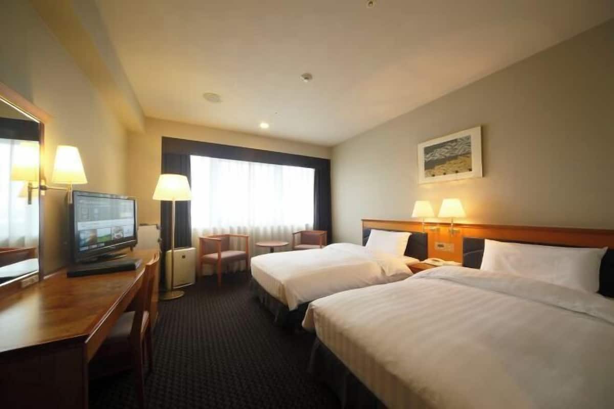 1 bedroom, premium bedding, down comforters, in-room safe