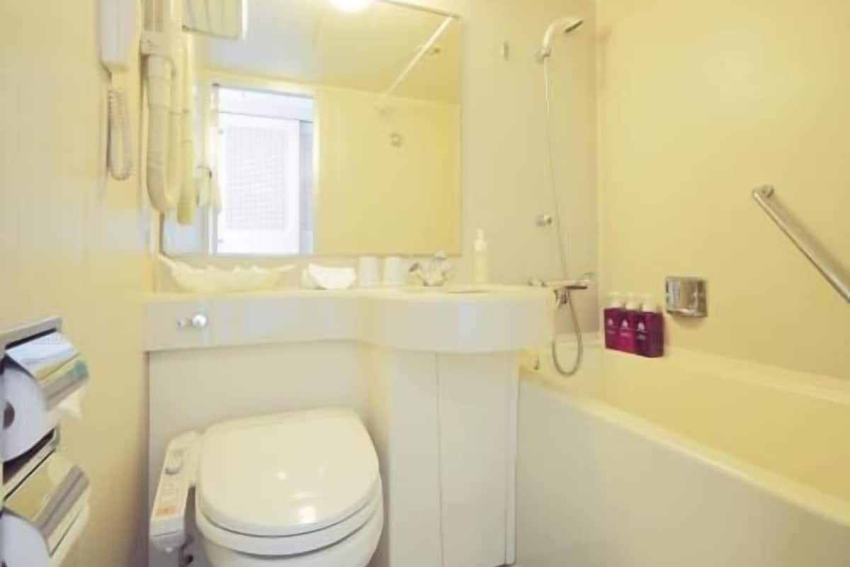 Bañera con ducha, bañera profunda, artículos de tocador ecológicos