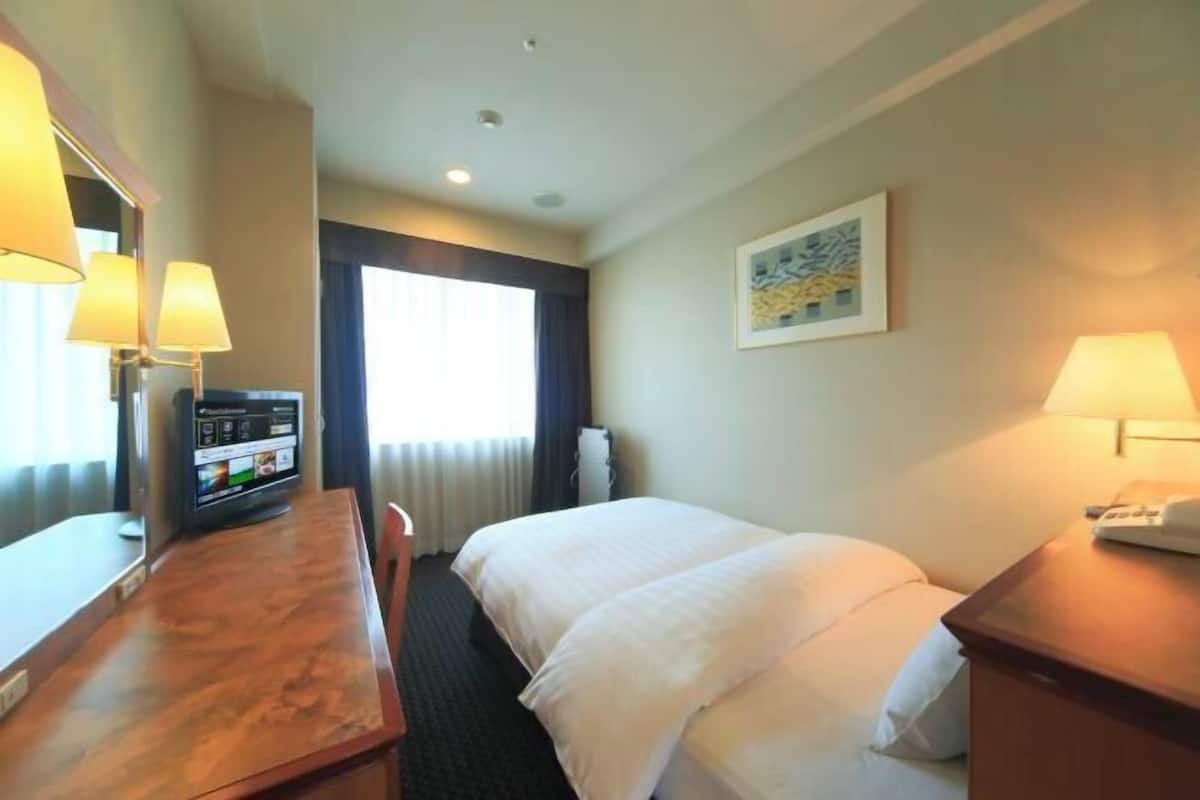 1 bedroom, premium bedding, down comforters, in-room safe