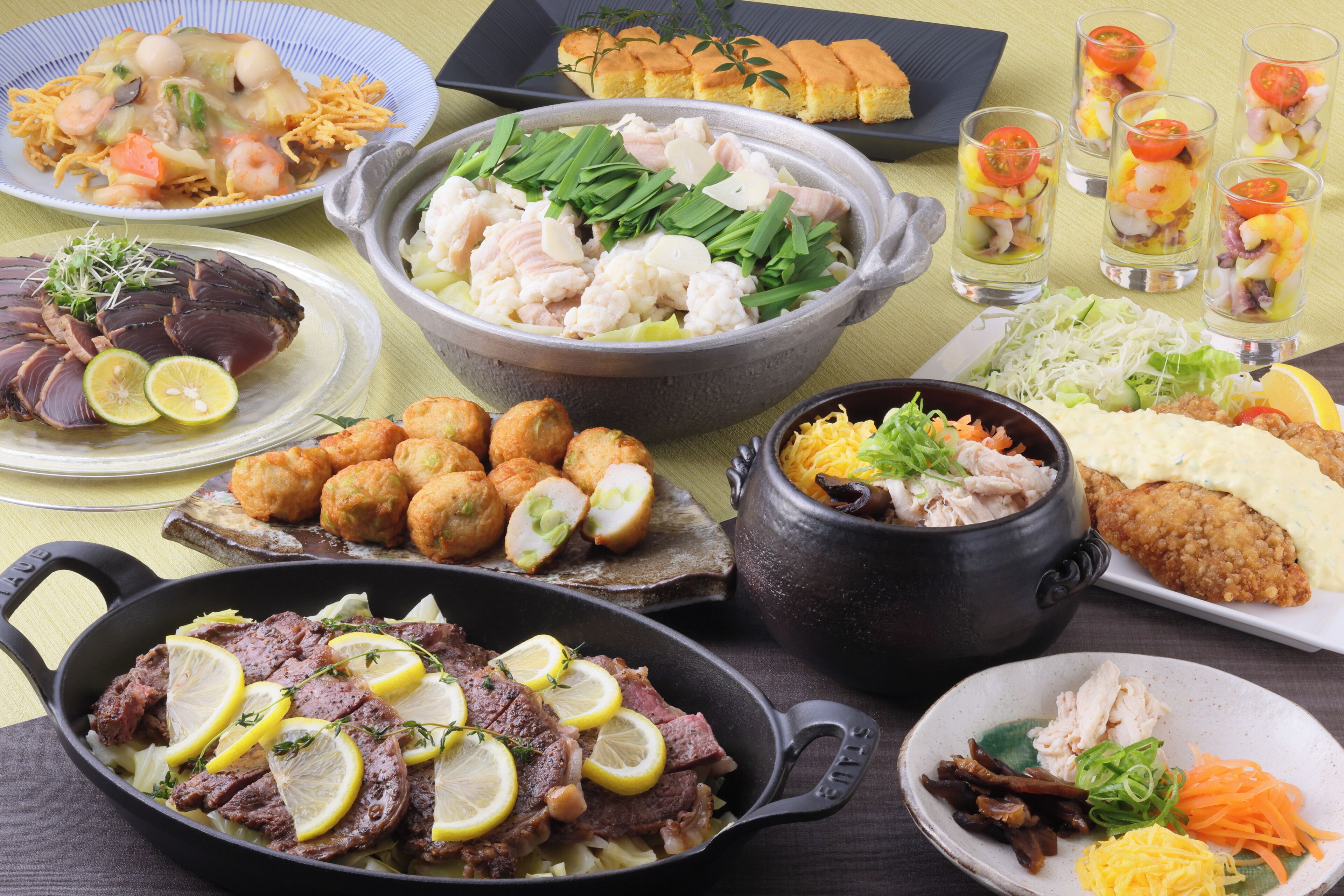 Una variedad de platos que incluyen mariscos, carne y verduras sobre una mesa.