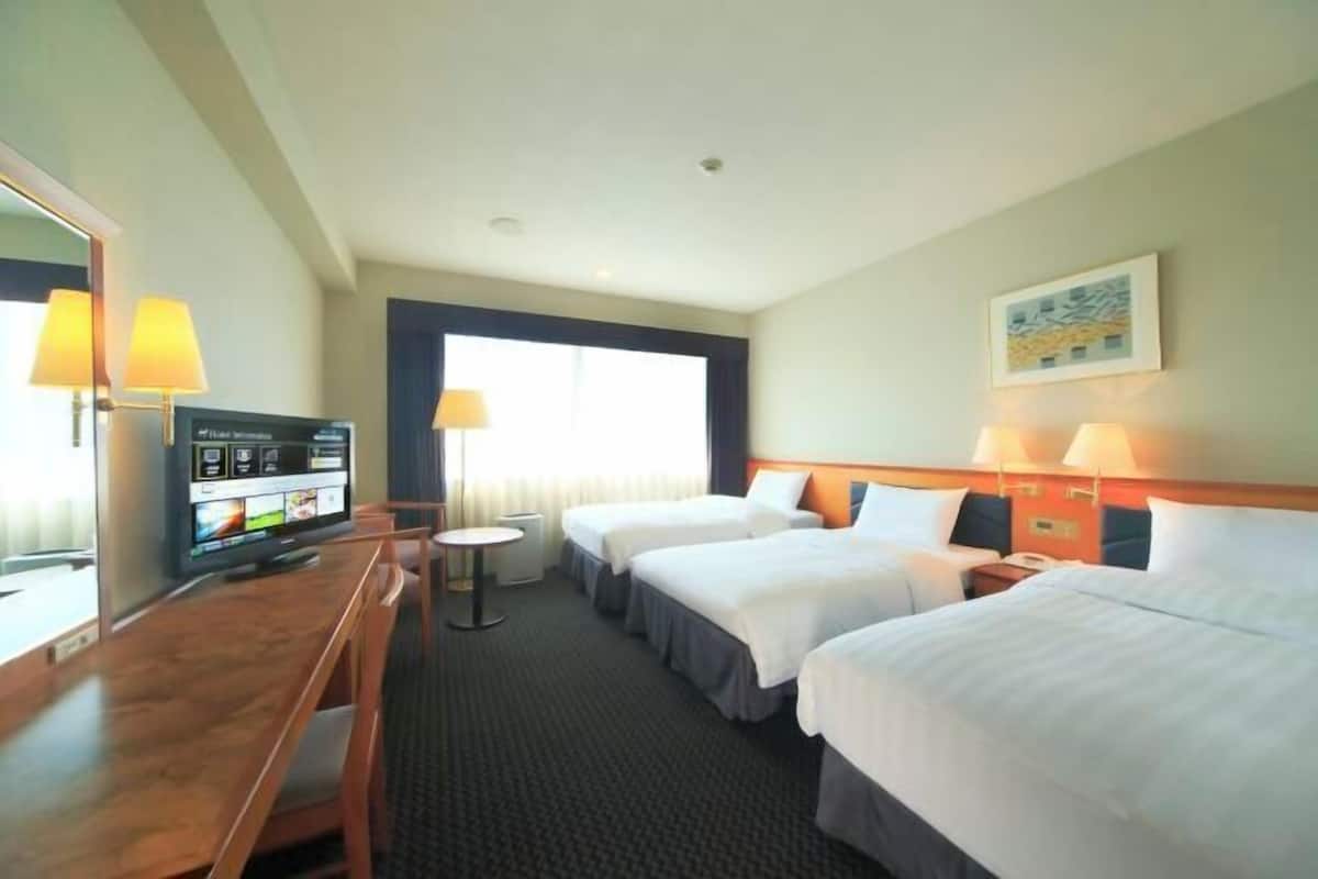 1 bedroom, premium bedding, down comforters, in-room safe