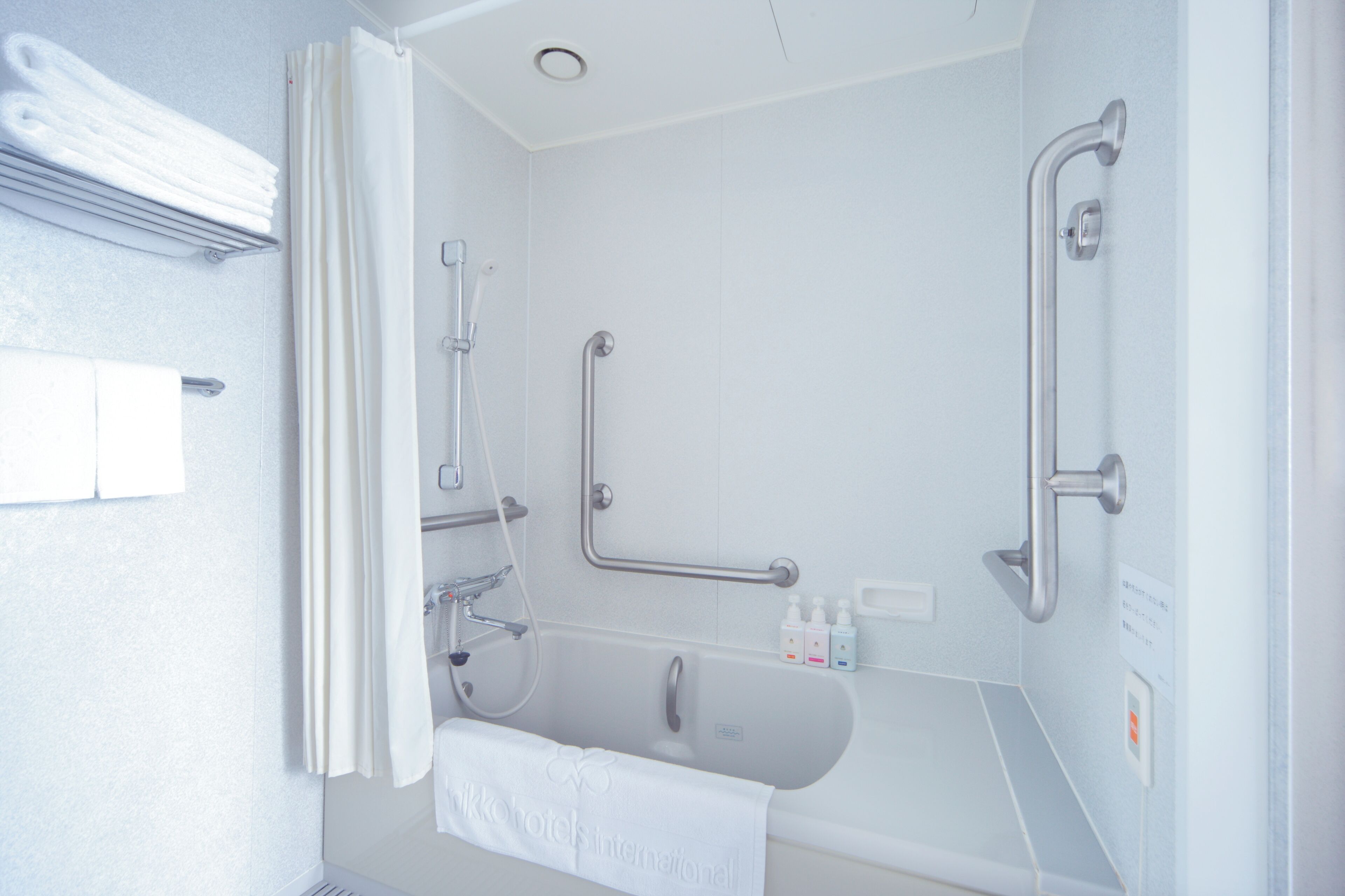 Combined shower/tub, deep soaking tub, eco-friendly toiletries