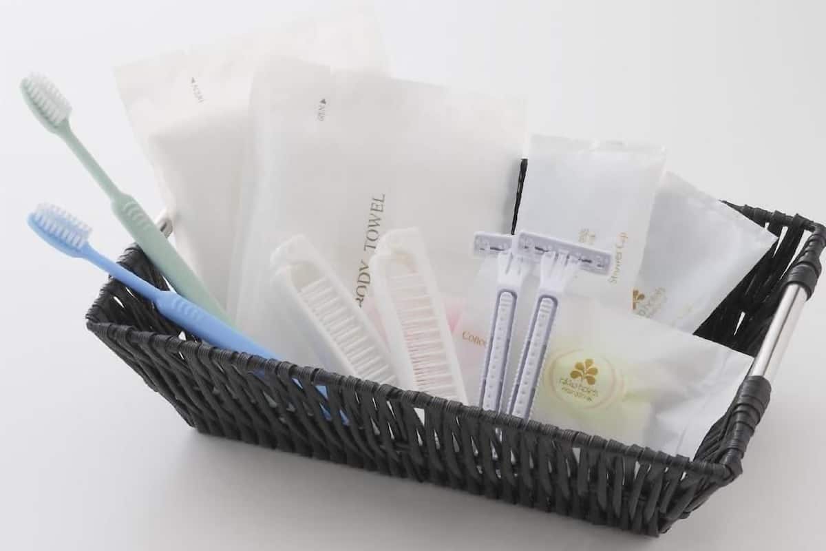 Bañera con ducha, bañera profunda, artículos de tocador ecológicos