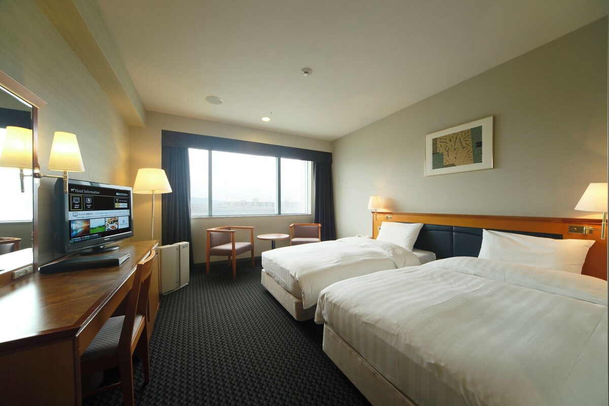Premium bedding, down comforters, in-room safe, desk
