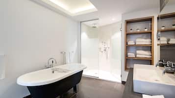 Perlengkapan kamar mandi ramah lingkungan, pengering rambut, dan handuk