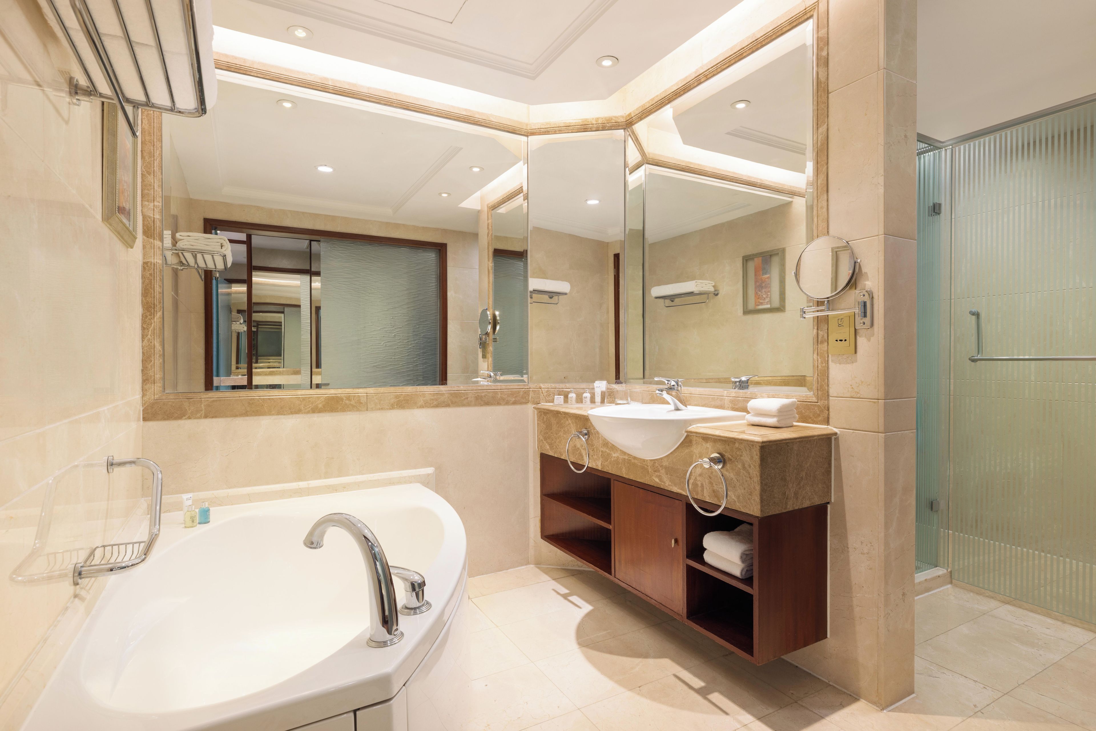 Un baño moderno con un lavamanos grande, un espejo y una zona de ducha.