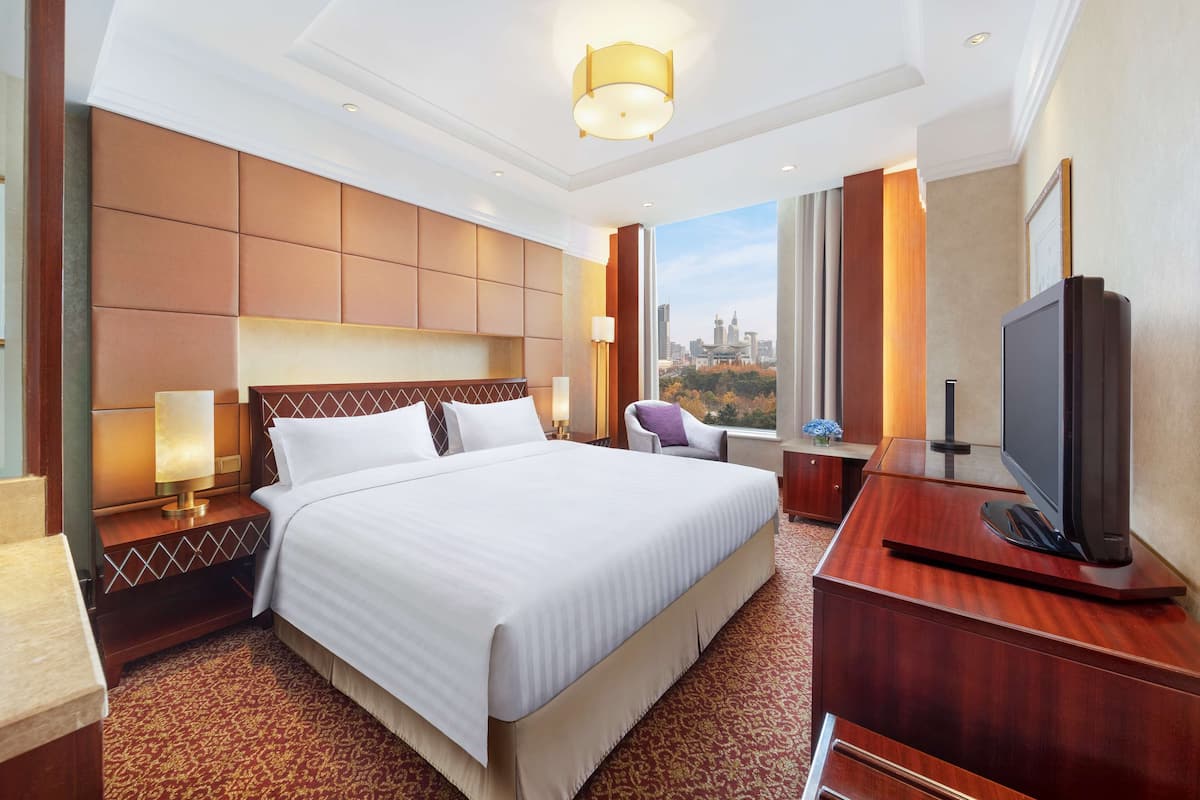 Premium bedding, minibar, in-room safe, desk