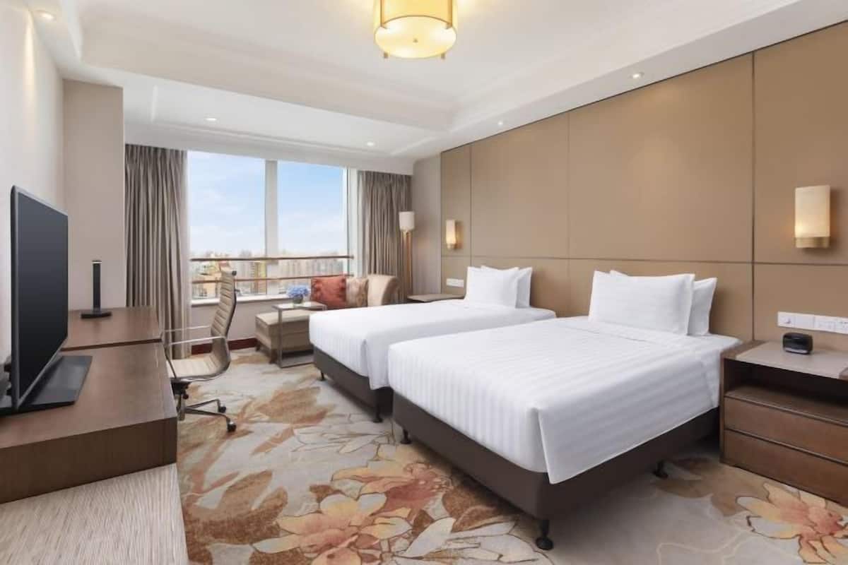 Seprai premium, minibar, brankas, dan meja kerja
