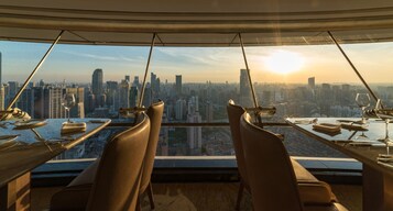 3 restaurants, breakfast, lunch, dinner served; international cuisine