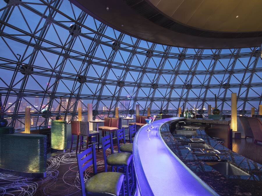 2 bars/lounges