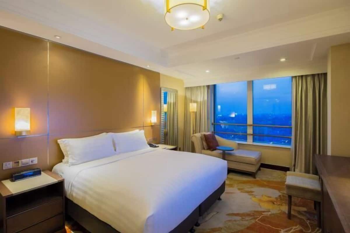 Premium bedding, minibar, in-room safe, desk