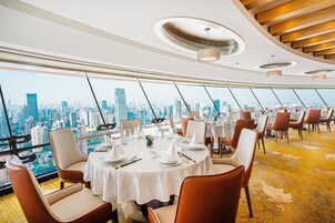 3 間餐廳；供應早餐、午餐、晚餐；多國菜