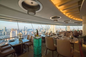 3 restaurants; breakfast, lunch and dinner served  - Radisson Blu Hotel Shanghai New World (Shanghai)