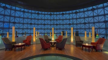 2 bars/lounges