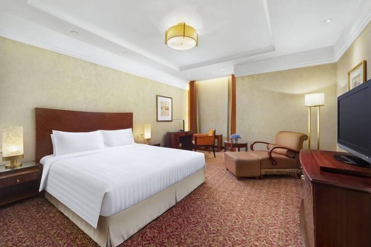 Seprai premium, minibar, brankas, dan meja kerja