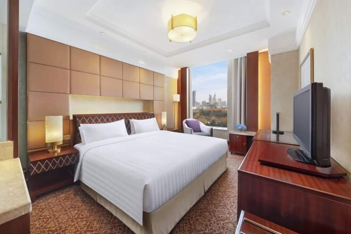 Premium bedding, minibar, in-room safe, desk