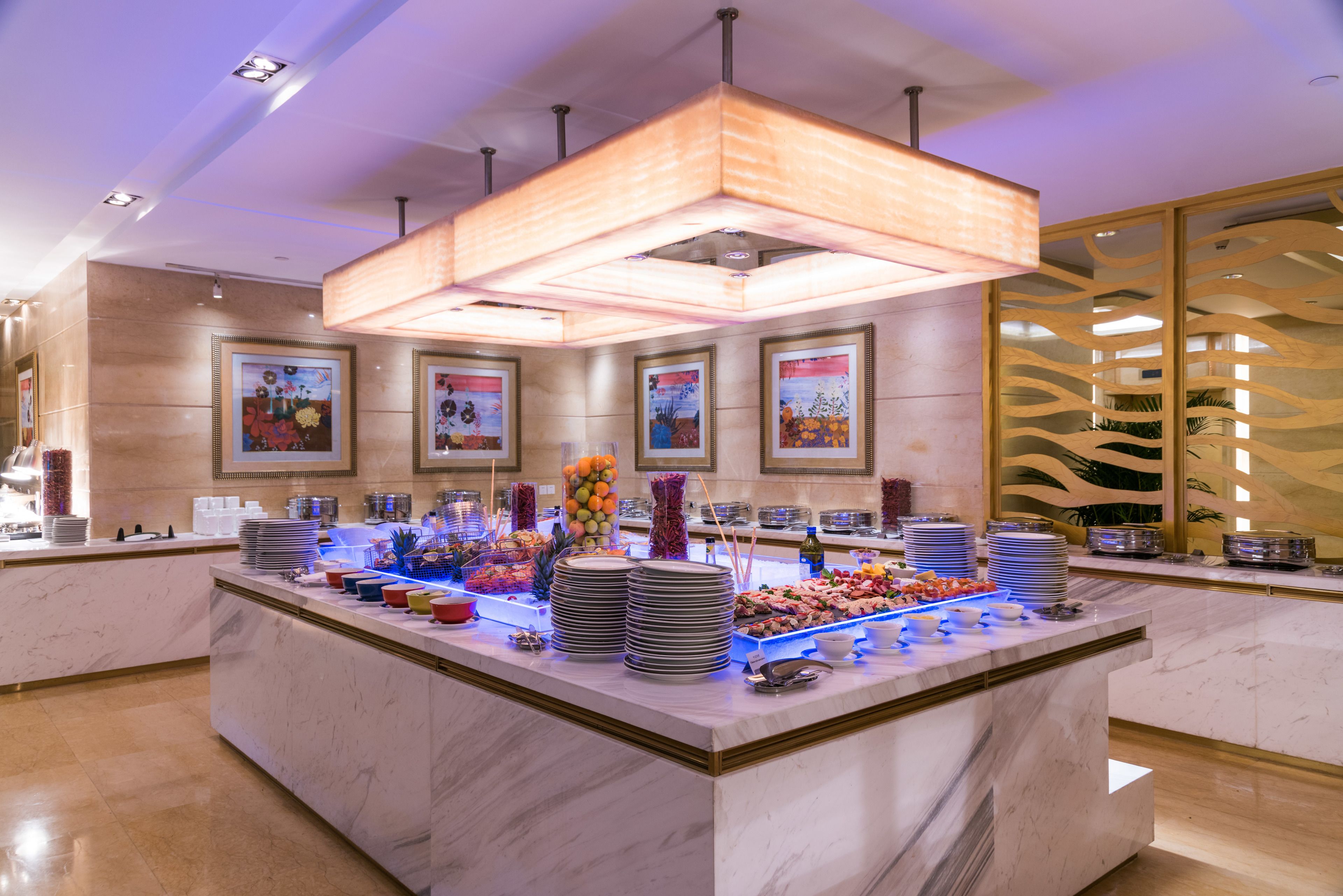 Daily buffet breakfast (CNY 180 per person)