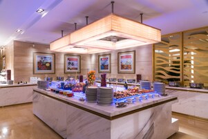 Daily buffet breakfast (CNY 180 per person)