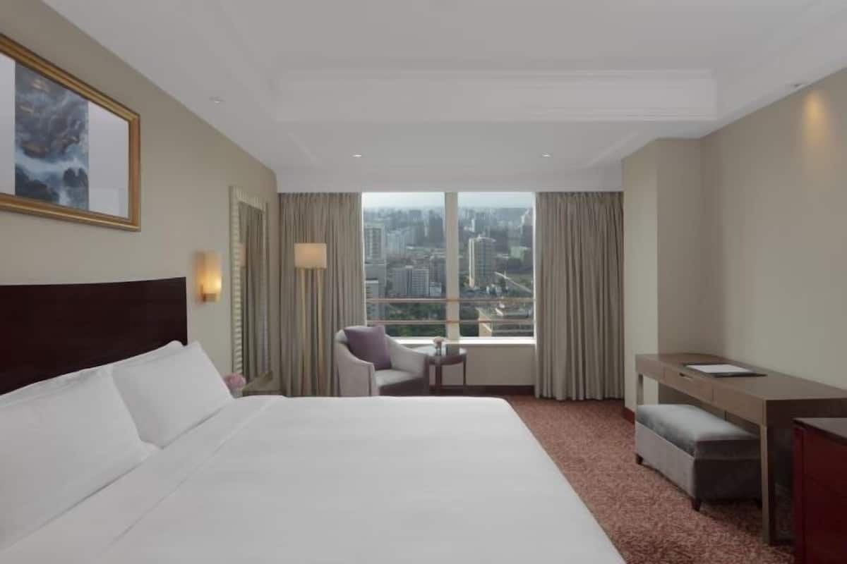 Premium bedding, minibar, in-room safe, desk