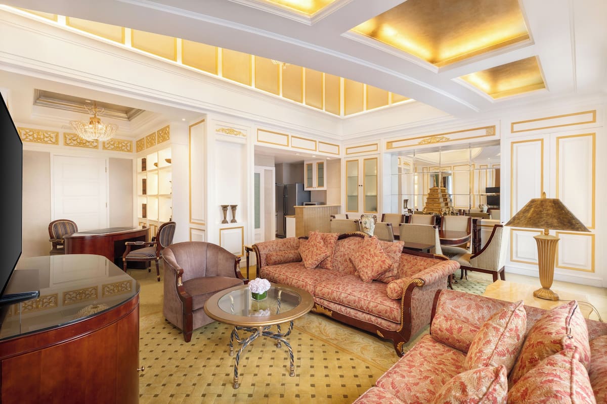 Suite Presidensial | Seprai premium, minibar, brankas, dan meja kerja